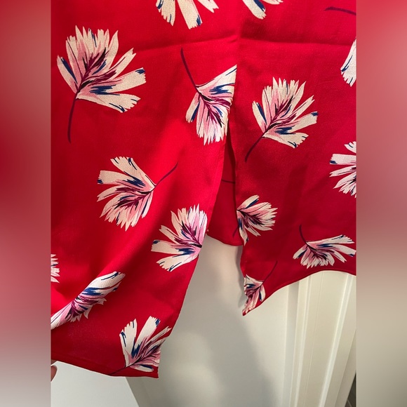 Express Red Floral Top - NWT - Size Medium - Picture 3 of 4